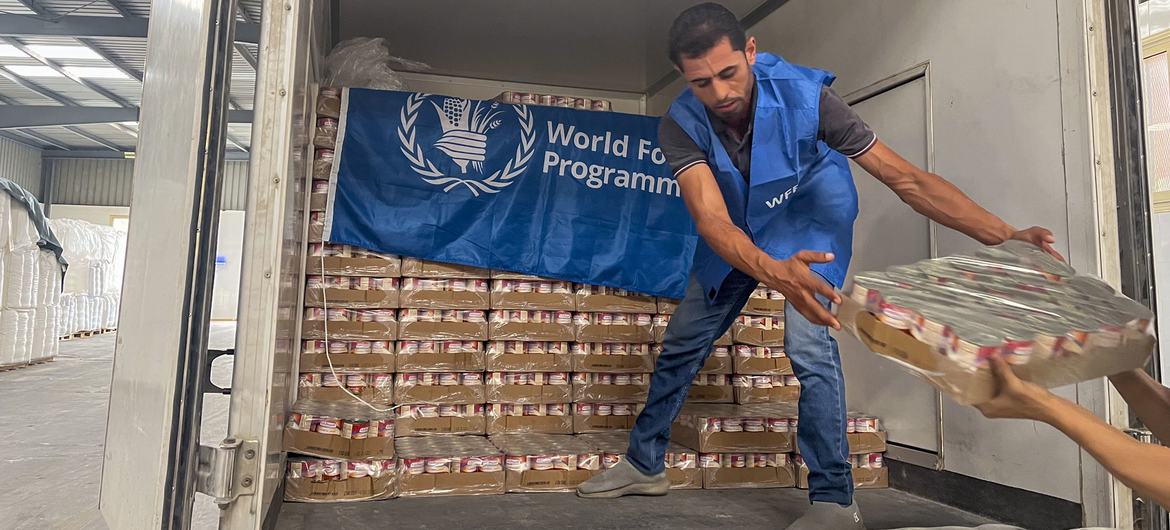 Thiếu lương thực trầm trọng, người dân ở Gaza xông vào kho của Liên hợp quốc - Ảnh 1.