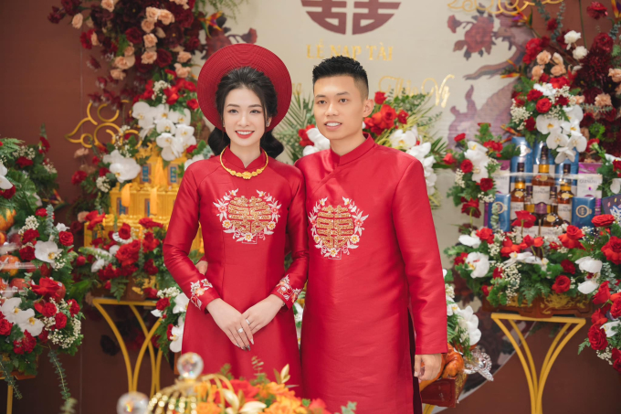 Cô dâu Thanh Hóa đeo vàng &quot;trĩu cổ&quot;, đám cưới dùng 2 tấn hoa tươi có chi phí ngang giá chiếc xe hơi - Ảnh 7.