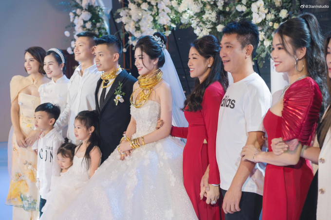Cô dâu Thanh Hóa đeo vàng &quot;trĩu cổ&quot;, đám cưới dùng 2 tấn hoa tươi có chi phí ngang giá chiếc xe hơi - Ảnh 5.
