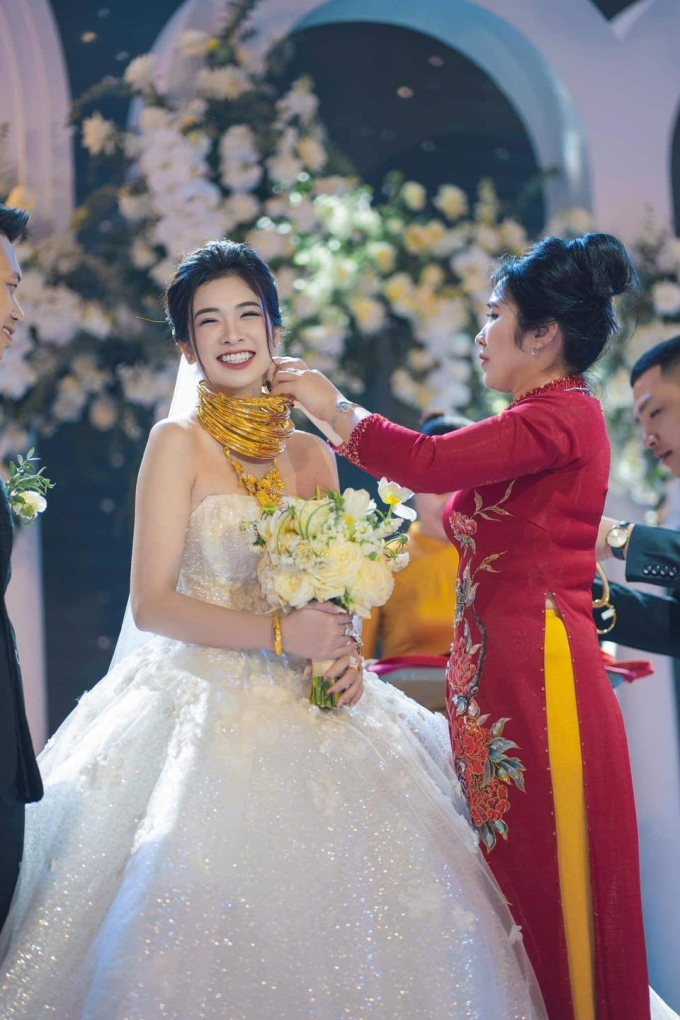 Cô dâu Thanh Hóa đeo vàng &quot;trĩu cổ&quot;, đám cưới dùng 2 tấn hoa tươi có chi phí ngang giá chiếc xe hơi - Ảnh 2.