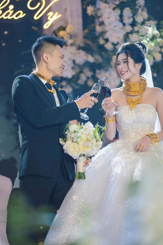 Cô dâu Thanh Hóa đeo vàng &quot;trĩu cổ&quot;, đám cưới dùng 2 tấn hoa tươi có chi phí ngang giá chiếc xe hơi - Ảnh 6.