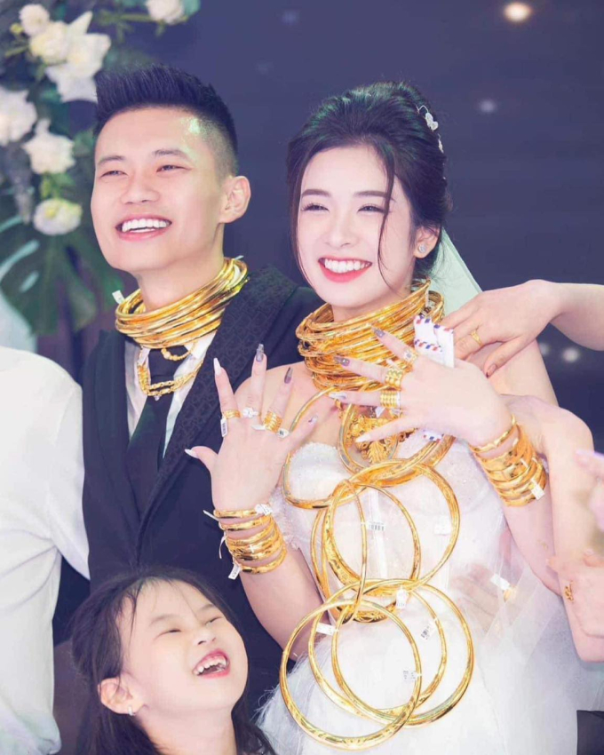 Cô dâu Thanh Hóa đeo vàng &quot;trĩu cổ&quot;, đám cưới dùng 2 tấn hoa tươi có chi phí ngang giá chiếc xe hơi - Ảnh 1.