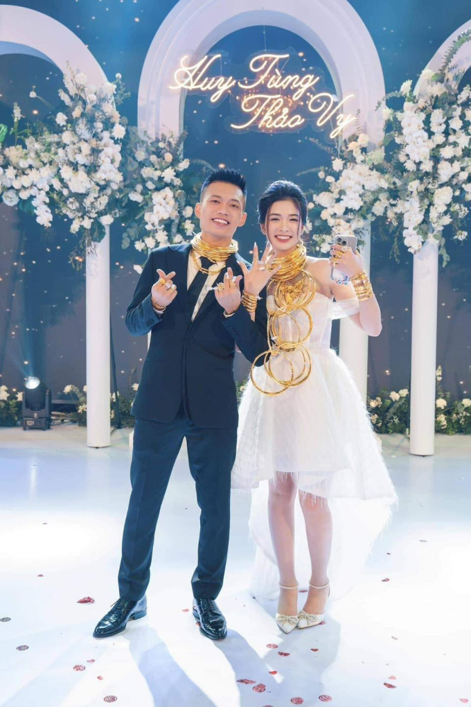 Cô dâu Thanh Hóa đeo vàng &quot;trĩu cổ&quot;, đám cưới dùng 2 tấn hoa tươi có chi phí ngang giá chiếc xe hơi - Ảnh 3.