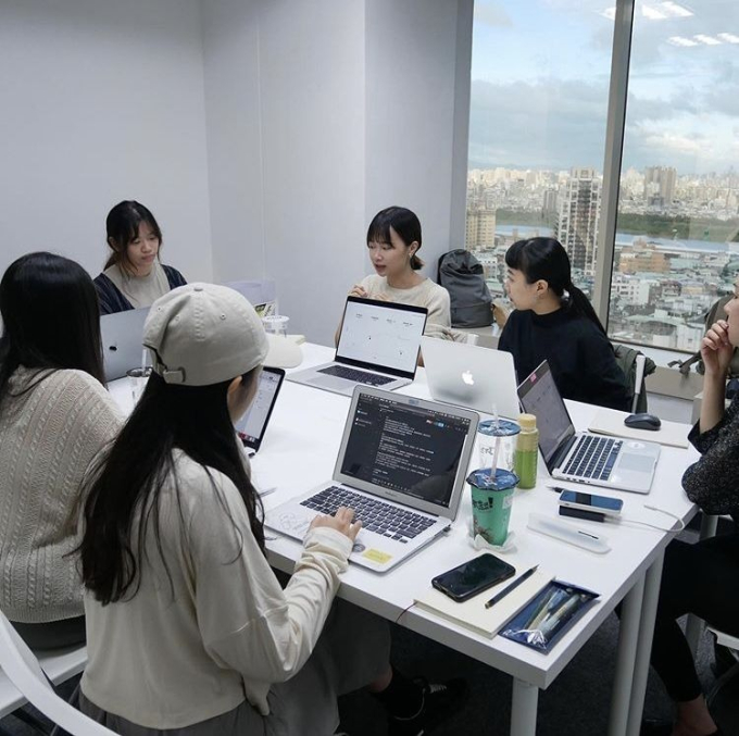 Gen Z ngồi tại văn phòng livestream “bóc phốt” công ty sau 1 tháng đi làm - Ảnh 2.