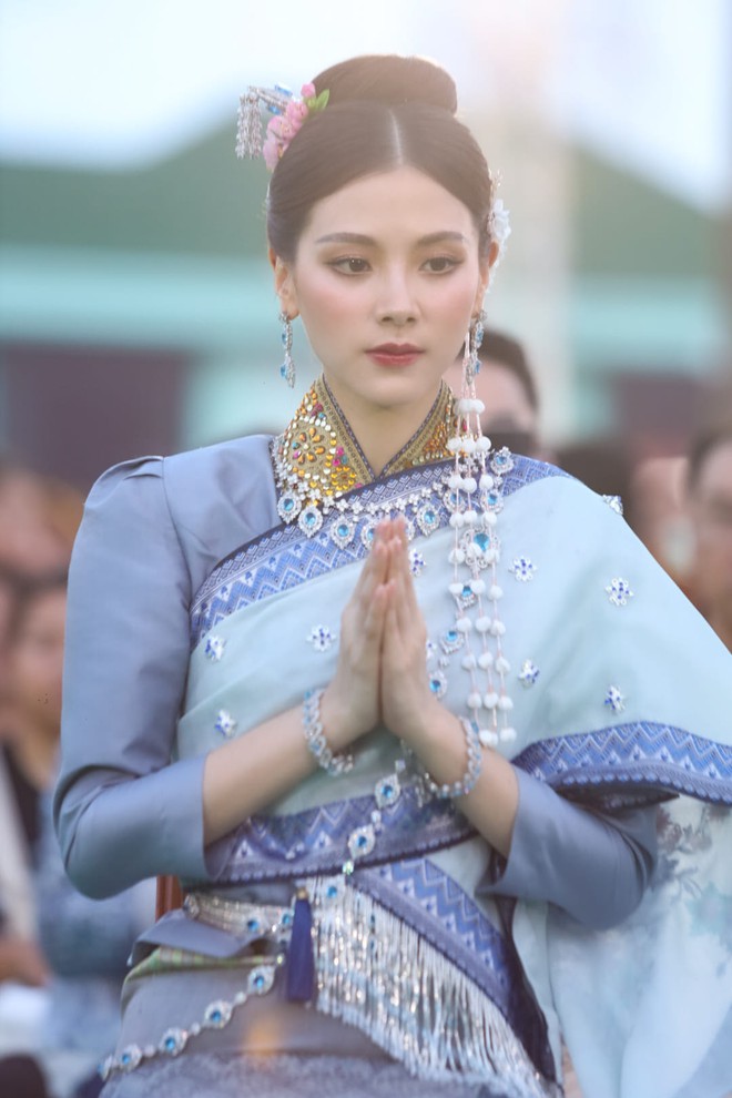 Baifern Pimchanok đẹp xuất thần khi diện trang phục truyền thống, sắc vóc qua cam thường càng nhìn càng mê - Ảnh 2.