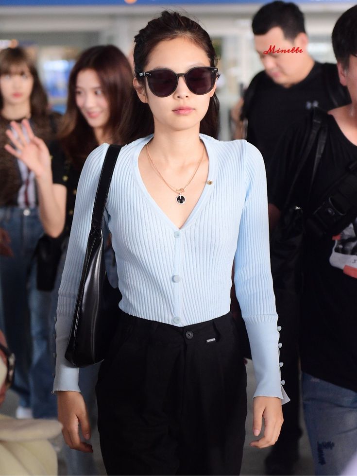 It Girl Jennie bày cho chị em cách lên đời style với loạt kiểu áo cardigan sành điệu và xinh ngây ngất - Ảnh 5.