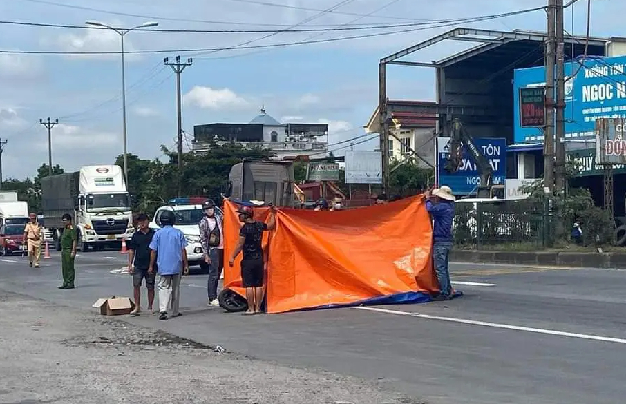 Ngã ra đường sau va chạm với xe máy, đôi vợ chồng bị xe container cán tử vong - Ảnh 1.