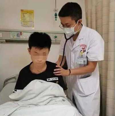 Cậu bé 12 tuổi bất ngờ phát hiện ung thư phổi giai đoạn cuối, người mẹ tiết lộ thói quen sinh hoạt nguy hiểm gây bệnh - Ảnh 2.