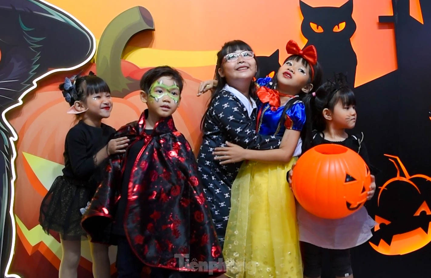 Giới trẻ Hà Nội chịu chơi chi cả chục triệu sắm đồ hóa trang Halloween - Ảnh 16.