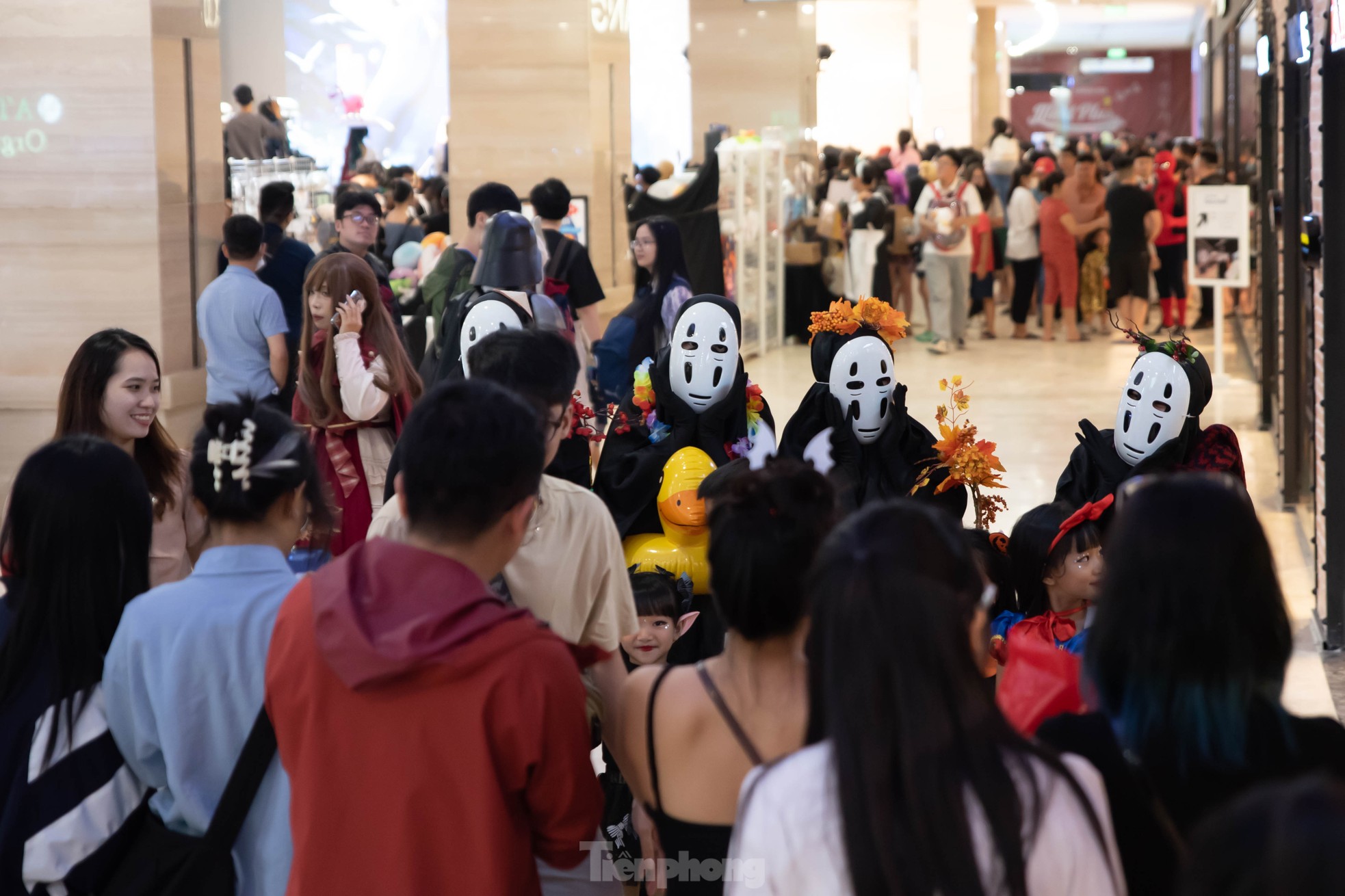 Giới trẻ Hà Nội chịu chơi chi cả chục triệu sắm đồ hóa trang Halloween - Ảnh 2.