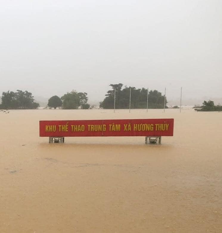 Mưa lũ kinh hoàng tại miền Trung: Nước lũ đổ về trong đêm, người dân bất lực trong biển nước - Ảnh 1.