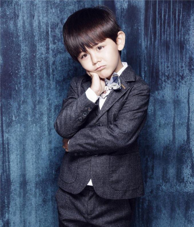 Con trai “ông hoàng điện ảnh” Lưu Diệp: 13 tuổi cuốn hút với vẻ ngoài chuẩn “hoàng tử lai”, được dự đoán soán ngôi bố tài tử trong tương lai - Ảnh 3.