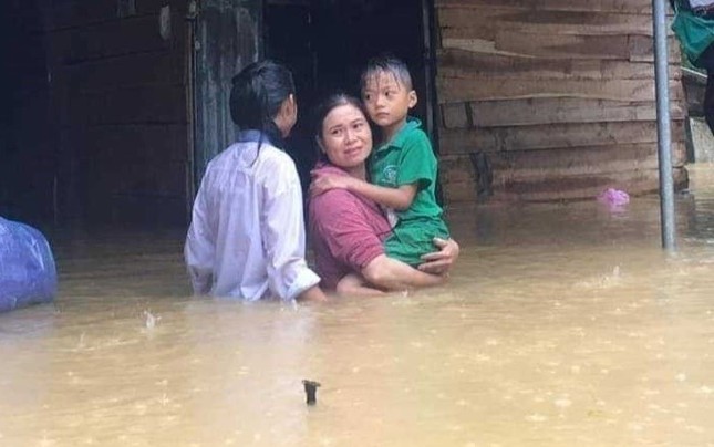 Mưa lũ kinh hoàng tại miền Trung: Nước lũ đổ về trong đêm, người dân bất lực trong biển nước - Ảnh 8.