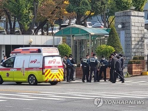 Hai cảnh sát bị đâm ngay bên ngoài văn phòng tổng thống Hàn Quốc - Ảnh 1.