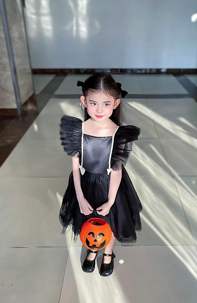 Vbiz nhập tiệc Halloween: Elsa Th&ugrave;y Ti&ecirc;n bị con trai H&ograve;a Minzy "ch&ecirc; to&agrave;n tập", loạt sao đầu tư khủng nhưng chiếm spotlight l&agrave; hội bạn BB Trần - Ảnh 11.