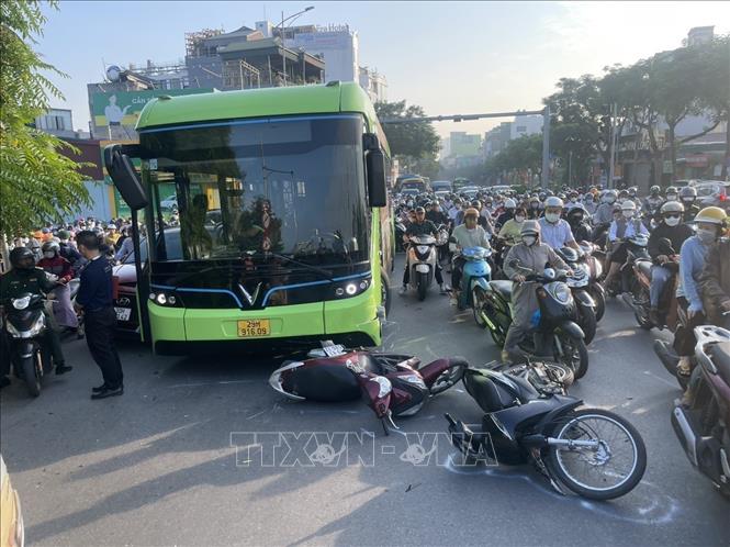Tai nạn liên hoàn tại đường dẫn lên cầu Chương Dương khiến giao thông ùn tắc - Ảnh 2. Tai nạn liên hoàn tại đường dẫn lên cầu Chương Dương khiến giao thông ùn tắc - Ảnh 2.