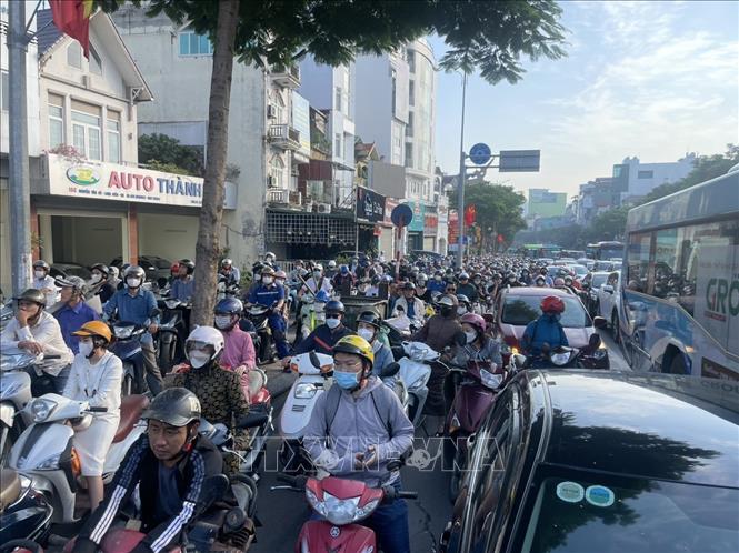 Tai nạn liên hoàn tại đường dẫn lên cầu Chương Dương khiến giao thông ùn tắc - Ảnh 4. Tai nạn liên hoàn tại đường dẫn lên cầu Chương Dương khiến giao thông ùn tắc - Ảnh 4.