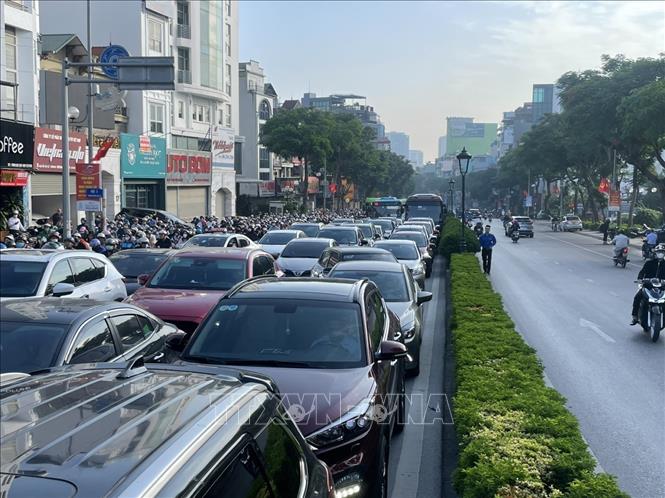 Tai nạn liên hoàn tại đường dẫn lên cầu Chương Dương khiến giao thông ùn tắc - Ảnh 5. Tai nạn liên hoàn tại đường dẫn lên cầu Chương Dương khiến giao thông ùn tắc - Ảnh 5.