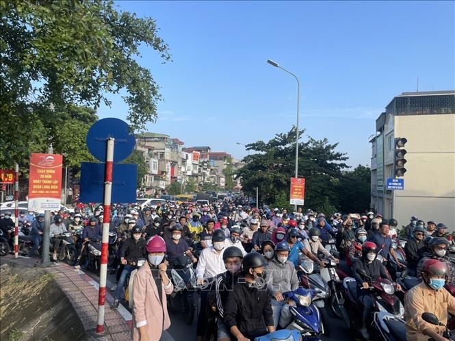 Tai nạn liên hoàn tại đường dẫn lên cầu Chương Dương khiến giao thông ùn tắc - Ảnh 7. Tai nạn liên hoàn tại đường dẫn lên cầu Chương Dương khiến giao thông ùn tắc - Ảnh 7.