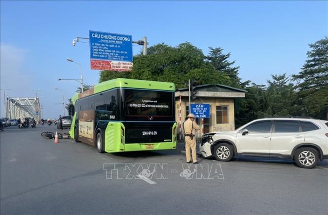 Tai nạn liên hoàn tại đường dẫn lên cầu Chương Dương khiến giao thông ùn tắc - Ảnh 9.