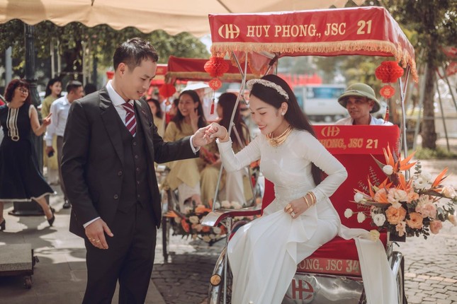 Đám hỏi 1,6 tỷ đồng của cô dâu Bắc Giang tái hiện phố cổ Hà Nội và văn hóa Kinh Bắc - Ảnh 1.