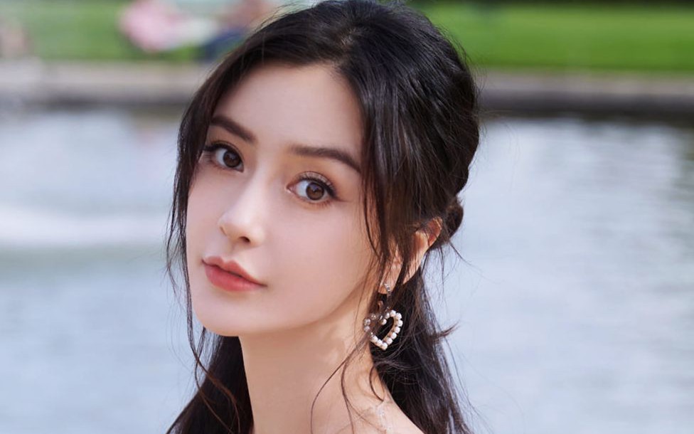 Angelababy bị yêu cầu cấm sóng vì xem đêm diễn thoát y của Lisa (BlackPink)