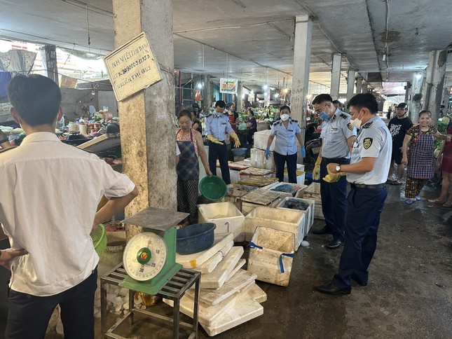 Buôn bán thịt lợn bẩn, một tiểu thương bị phạt hơn 100 triệu đồng - Ảnh 2.