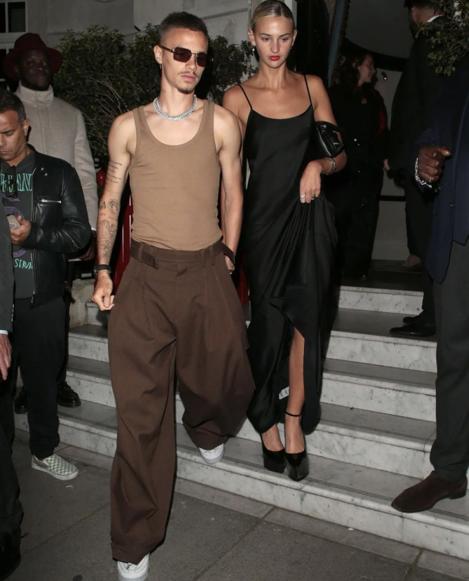 Khung hình quyền lực của nhà Beckham: Ai nấy visual ngập tràn, “công chúa út' Harper diện outfit từng gây tranh cãi - Ảnh 6.