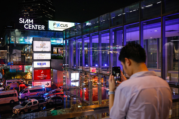 Siam Paragon mở cửa trở lại sau vụ xả súng kinh hoàng: Máy dò kim loại được đặt ở lối vào, nhiều khách hàng vẫn dè chừng - Ảnh 1.