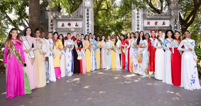 Thí sinh Hoa hậu Hòa bình quốc tế 2023 duyên dáng áo dài thăm Hà Nội - Ảnh 1.