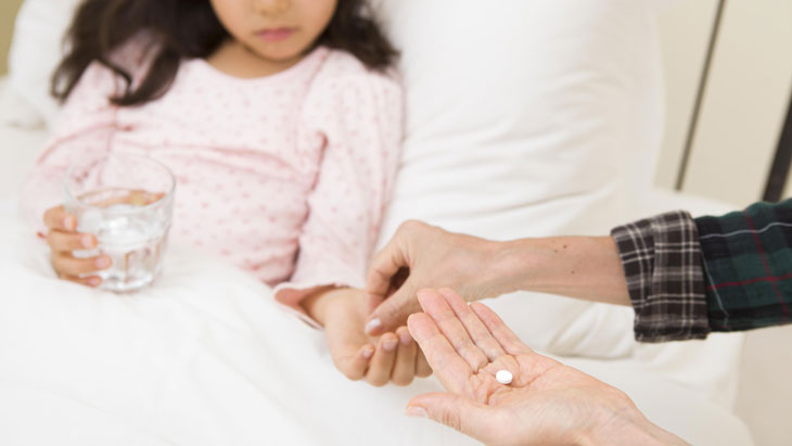 4 kiểu uống thuốc gây hại cho sức khỏe của bé nhưng nhiều phụ huynh vẫn mắc phải - Ảnh 1.