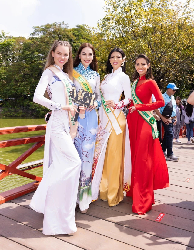 Thí sinh Hoa hậu Hòa bình quốc tế 2023 duyên dáng áo dài thăm Hà Nội - Ảnh 2.