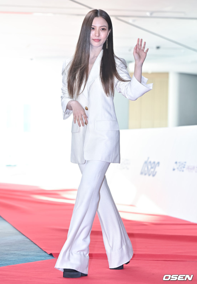 Thảm đỏ Buil Film Awards: Park Bo Young &quot;hack tuổi&quot; lấn át nữ thần Kpop, D.O. (EXO) - Kim Seon Ho so visual cực gắt - Ảnh 15.