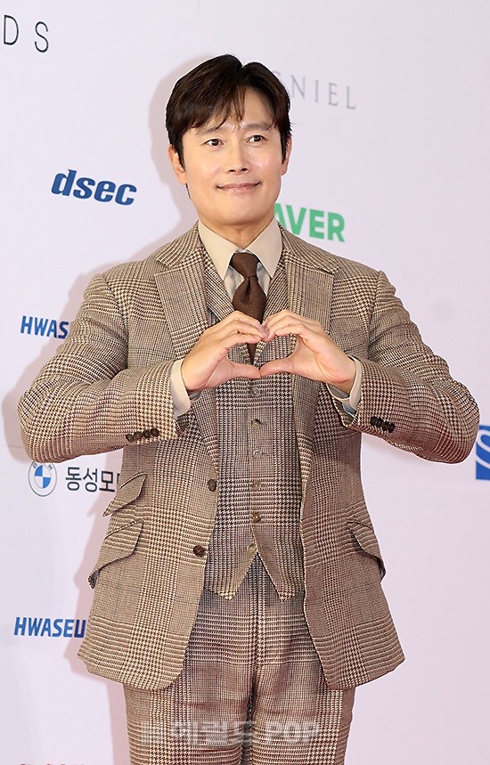 Thảm đỏ Buil Film Awards: Park Bo Young &quot;hack tuổi&quot; lấn át nữ thần Kpop, D.O. (EXO) - Kim Seon Ho so visual cực gắt - Ảnh 11.