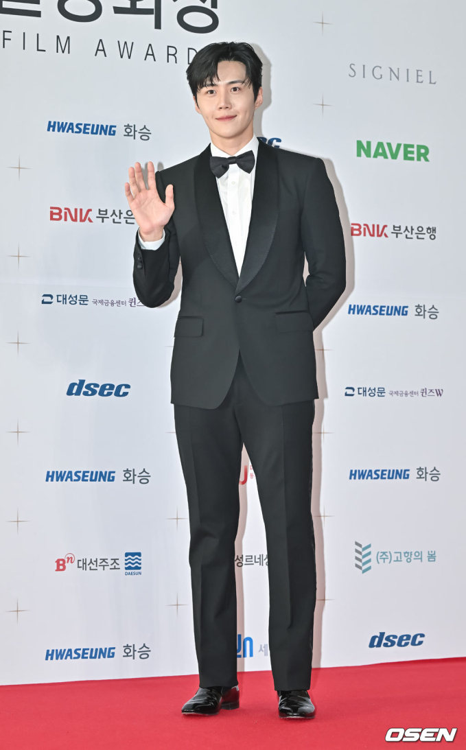 Thảm đỏ Buil Film Awards: Park Bo Young &quot;hack tuổi&quot; lấn át nữ thần Kpop, D.O. (EXO) - Kim Seon Ho so visual cực gắt - Ảnh 8.