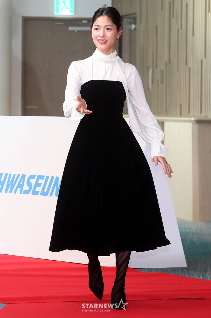 Thảm đỏ Buil Film Awards: Park Bo Young &quot;hack tuổi&quot; lấn át nữ thần Kpop, D.O. (EXO) - Kim Seon Ho so visual cực gắt - Ảnh 17.