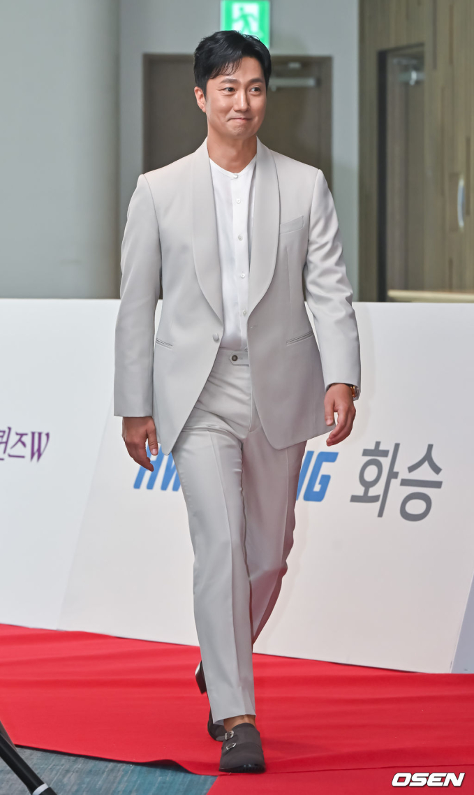 Thảm đỏ Buil Film Awards: Park Bo Young &quot;hack tuổi&quot; lấn át nữ thần Kpop, D.O. (EXO) - Kim Seon Ho so visual cực gắt - Ảnh 19.