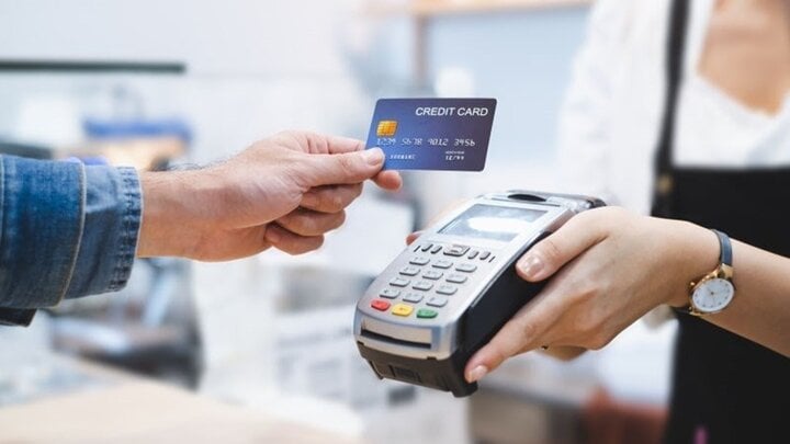 Quẹt thẻ tín dụng có mất phí? - Ảnh 1.