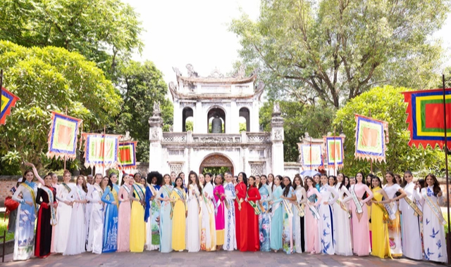 Thí sinh Hoa hậu Hòa bình quốc tế 2023 duyên dáng áo dài thăm Hà Nội - Ảnh 9.