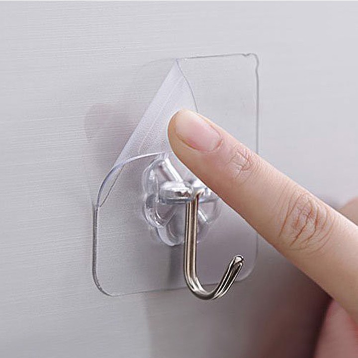 Cậu bé bị rách mắt vì miếng móc dán tường ở nhà