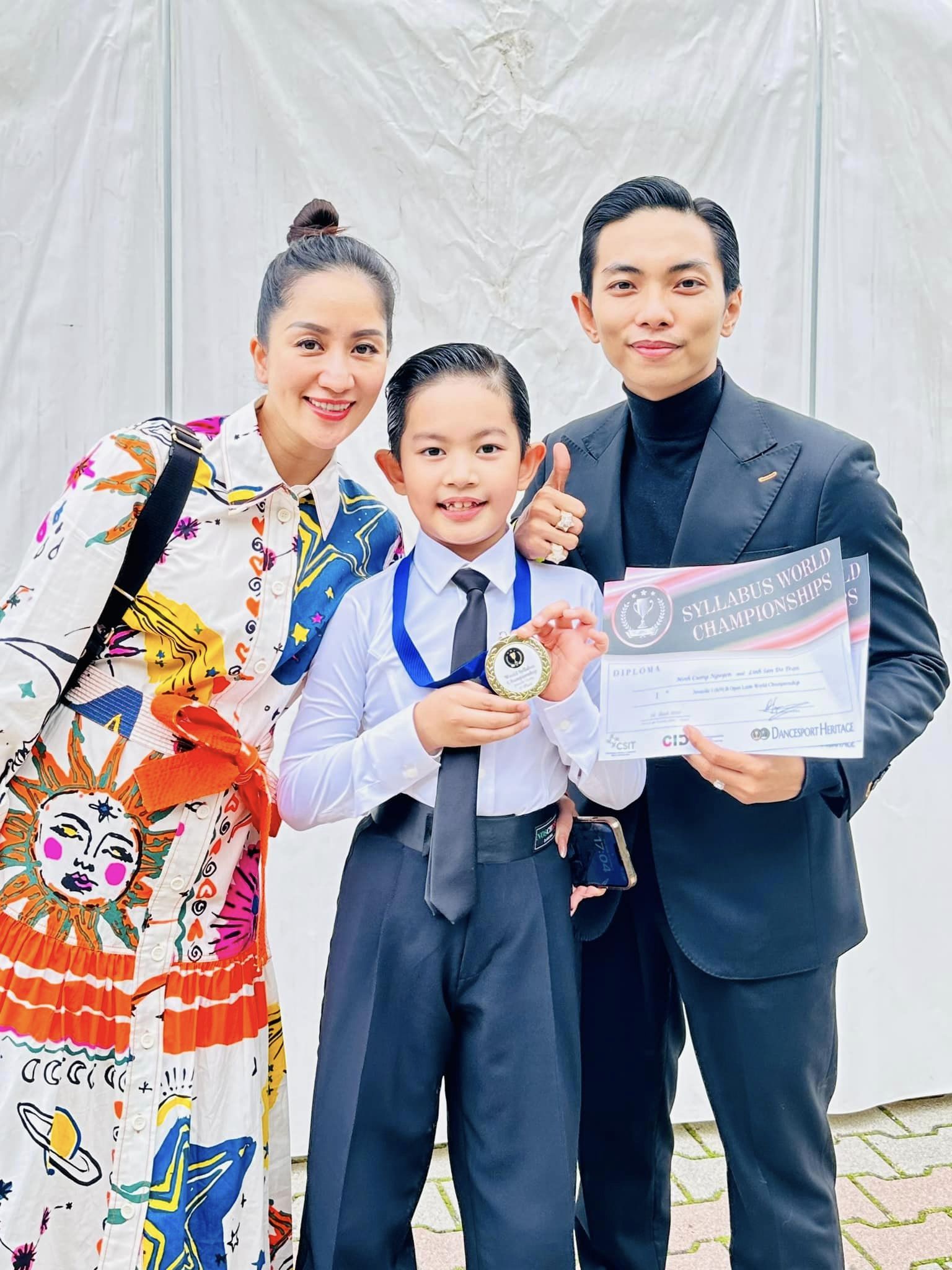 Bố mẹ là kiện tướng dancesport, anh trai vô địch thế giới nhưng ái nữ phải &quot;nịnh&quot; mới chịu học nhảy - Ảnh 2.