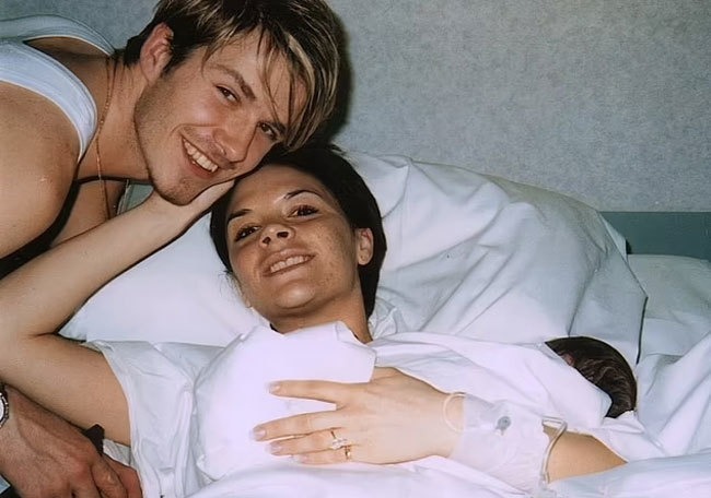 David Beckham khiến Victoria &quot;nổi cơn tam bành&quot; vì 2 lần suýt lỡ ngày con chào đời, lý do từ 2 mỹ nhân Hollywood? - Ảnh 1.