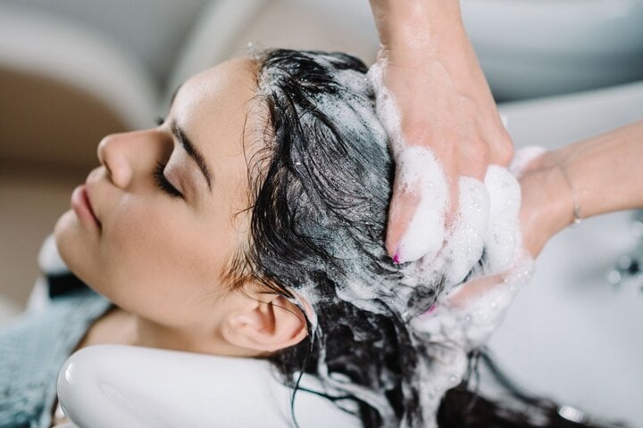Gội đầu xong có nhất thiết phải dùng dầu xả không? - Ảnh 3.