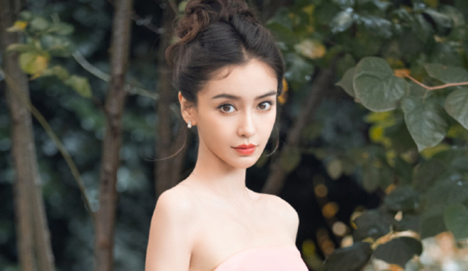 Tại sao netizen ủng hộ phong sát Angelababy vì đi xem Lisa diễn thoát y? - Ảnh 1.