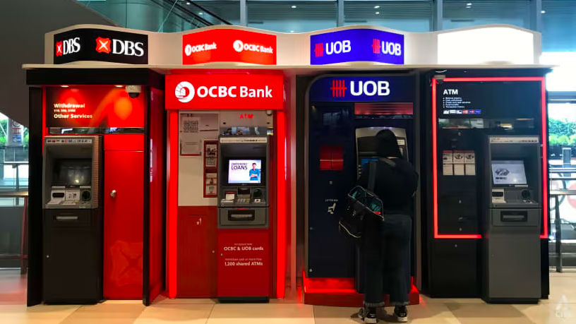 Lo lừa đảo gia tăng, ngân hàng Singapore cho phép khách hàng tự khóa một phần tài khoản - Ảnh 1.