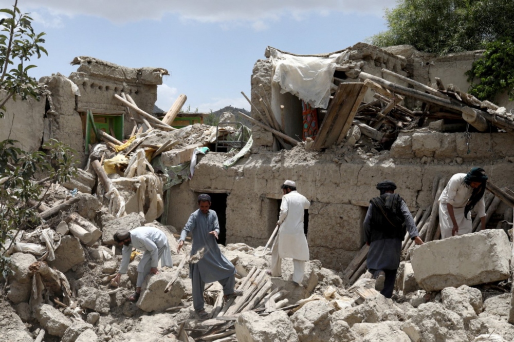 Động đất liên hoàn ở Afghanistan khiến hàng chục người thương vong - Ảnh 1.