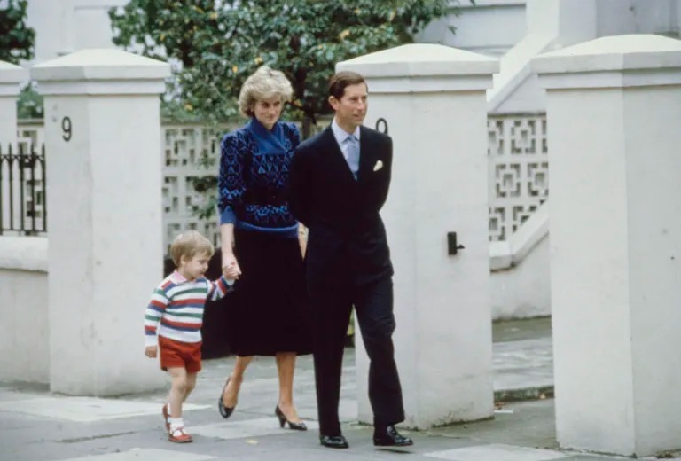 Cố Vương phi Diana đã phá vỡ một truyền thống hoàng gia khi con trai cả lên 3 tuổi và William cũng lặp lại với 3 con - Ảnh 3.
