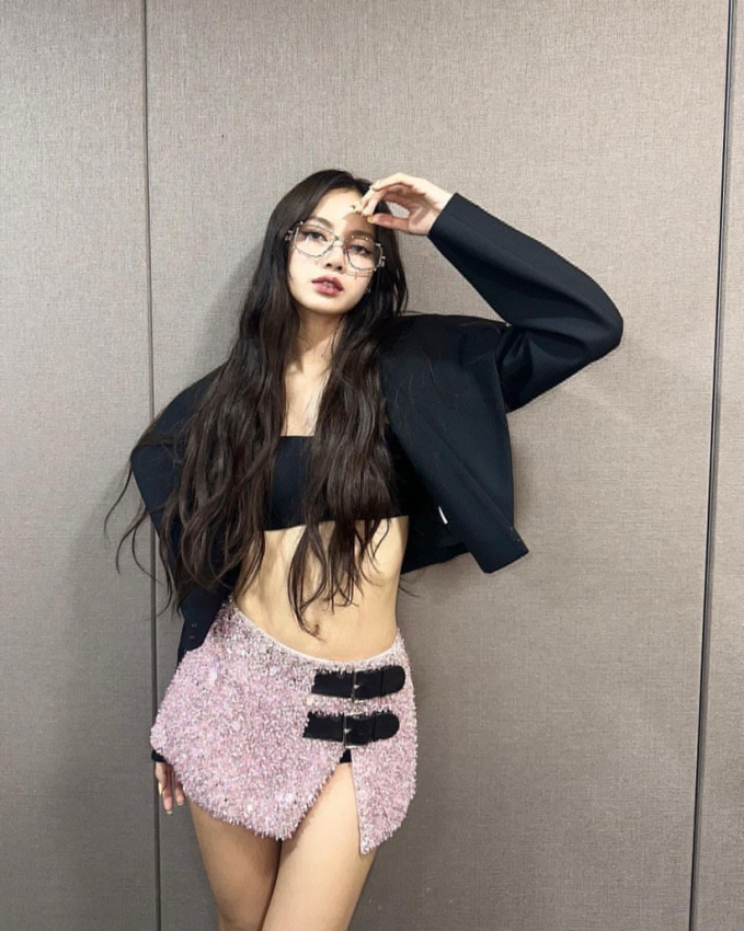 Sắc đen ngập tr&agrave;n tủ đồ thu đ&ocirc;ng của BLACKPINK: M&oacute;n n&agrave;o nh&igrave;n cũng xịn, học theo l&agrave; n&acirc;ng cấp phong c&aacute;ch - Ảnh 12.