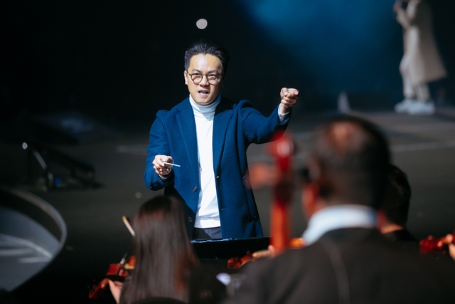 Ông xã Thanh Hằng là nhạc trưởng show Hà Anh Tuấn, lí do cô tham dự concert hóa ra không phải chỉ vì "bạn thân"! - Ảnh 2. Ông xã Thanh Hằng là nhạc trưởng show Hà Anh Tuấn, lí do cô tham dự concert hóa ra không phải chỉ vì "bạn thân"! - Ảnh 2.