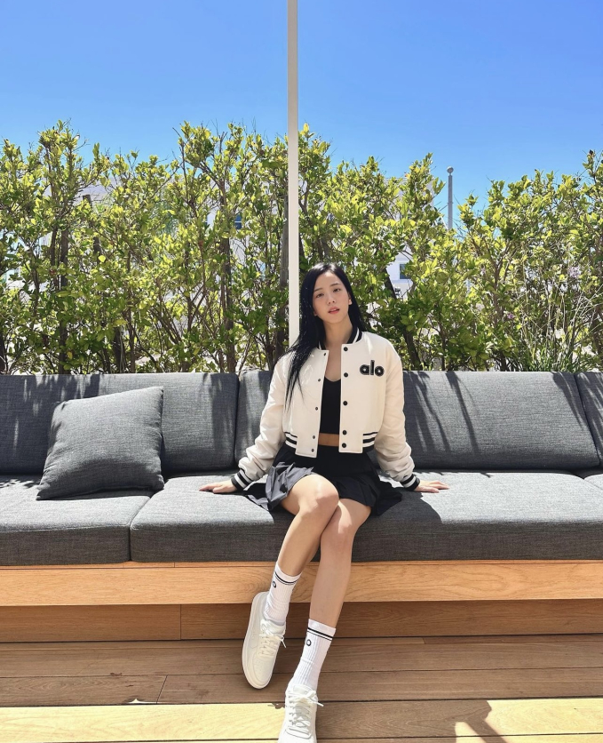 Sắc đen ngập tr&agrave;n tủ đồ thu đ&ocirc;ng của BLACKPINK: M&oacute;n n&agrave;o nh&igrave;n cũng xịn, học theo l&agrave; n&acirc;ng cấp phong c&aacute;ch - Ảnh 9.